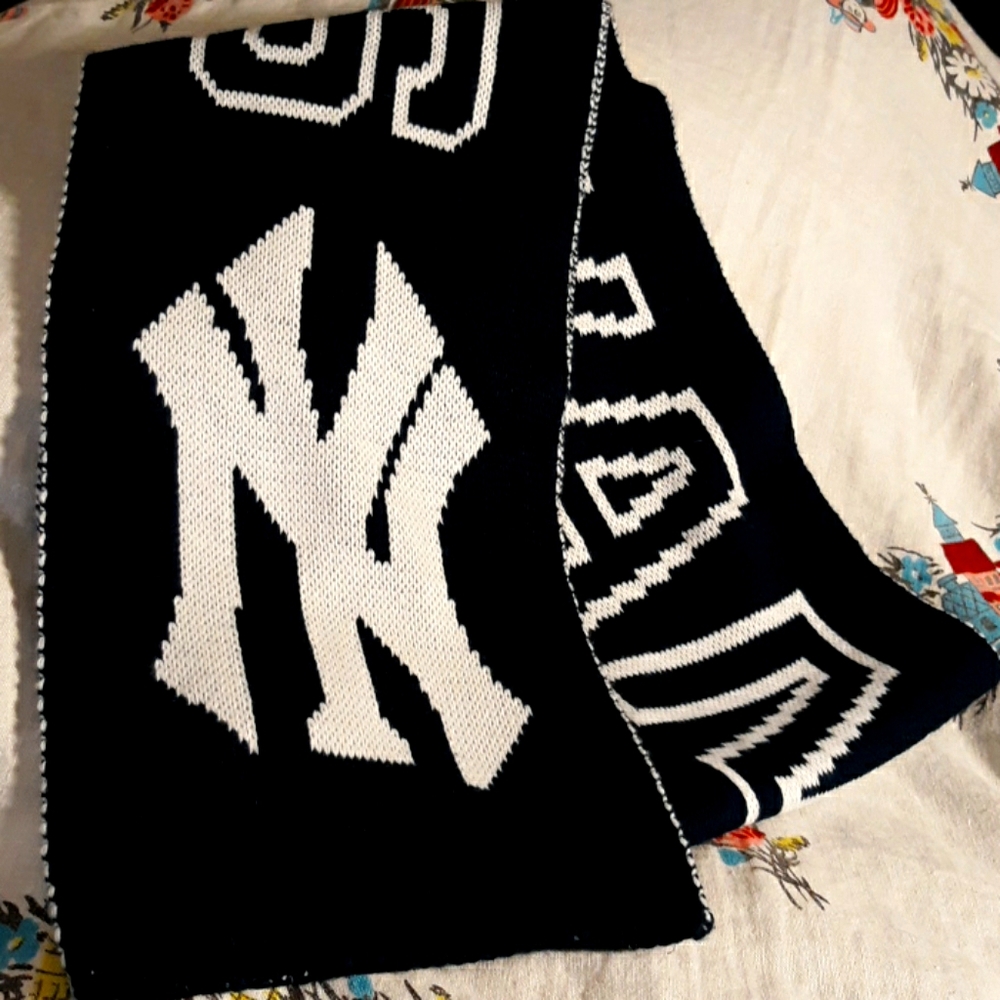 Yankee's MLB Mens Winter Scarf